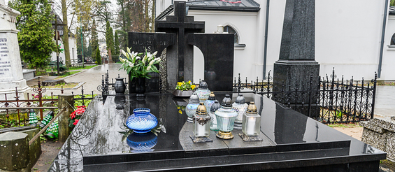Znicze na grobie Andrzeja Piotra Lussy
