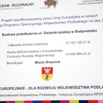 Zbliżenie na tablice informacyjną o zrealizowanej inwestycji