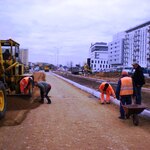 Pracujący robotnicy przy usypywaniu kolejnych warstw